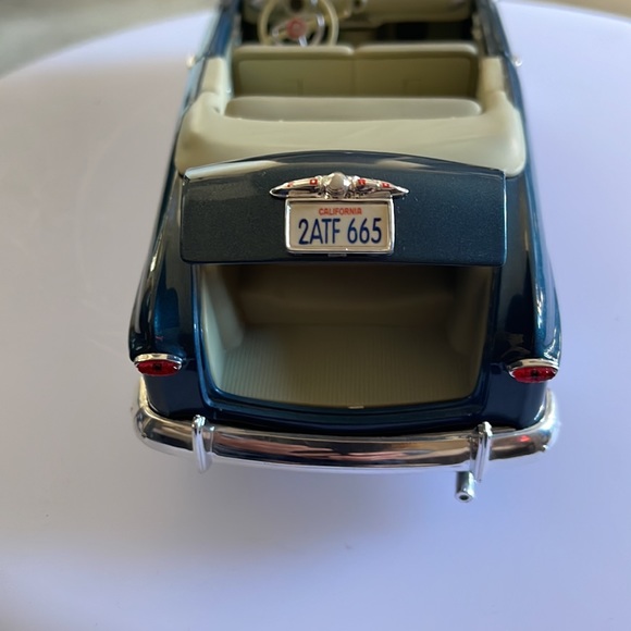 1949 Ford Convertible Blue Scale 1/18 Diecast Model Car by Maisto - Picture 10 of 11